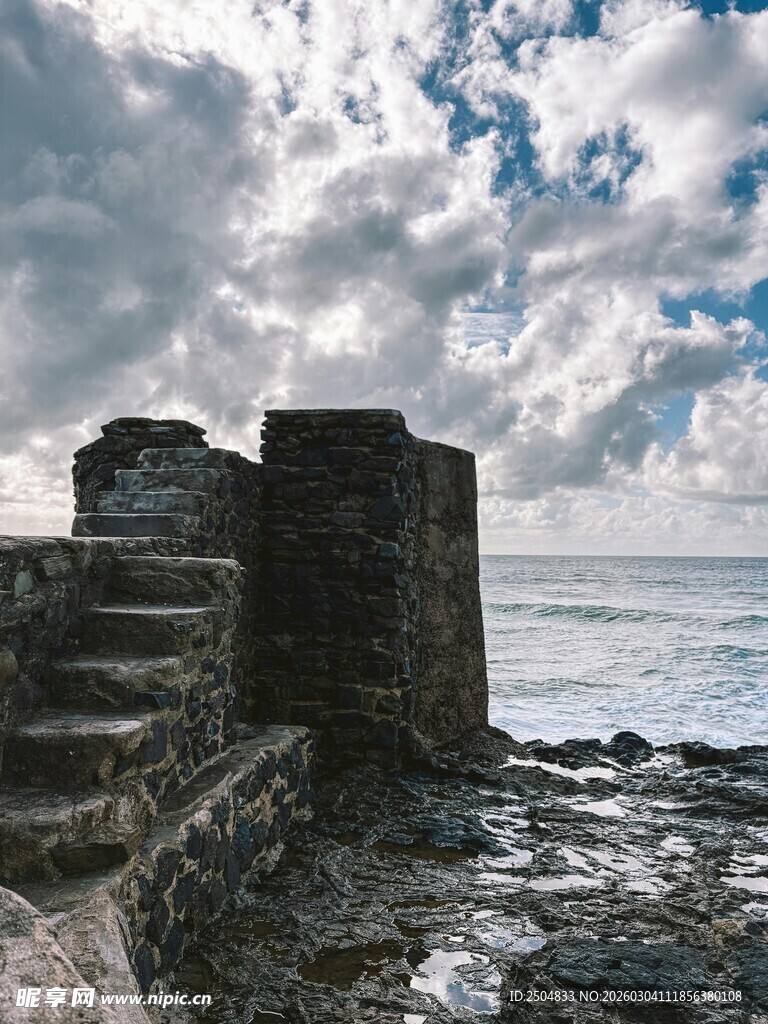 海边古老石砌遗迹景观