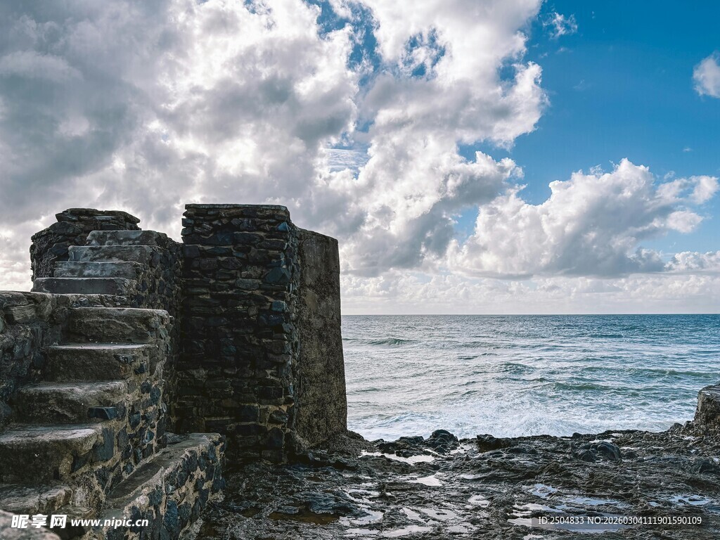 海边古老石砌建筑遗迹
