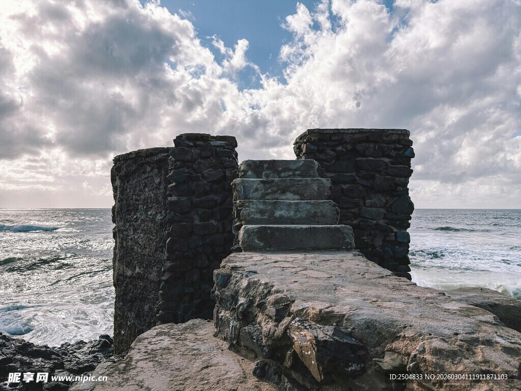 海边古老石砌遗迹景观