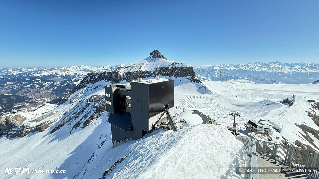 雪山之巅的建筑景观