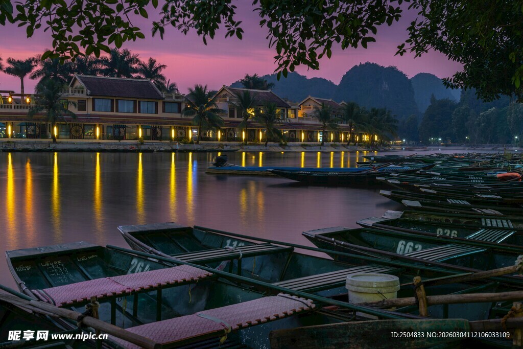 湖畔夜景中的船只与建筑