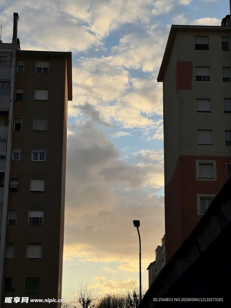 黄昏下的高楼建筑景观