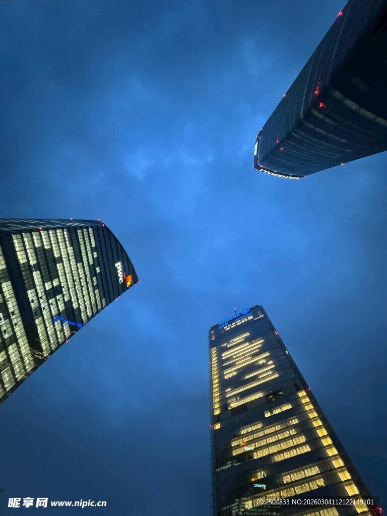 仰望城市灯火通明的高楼