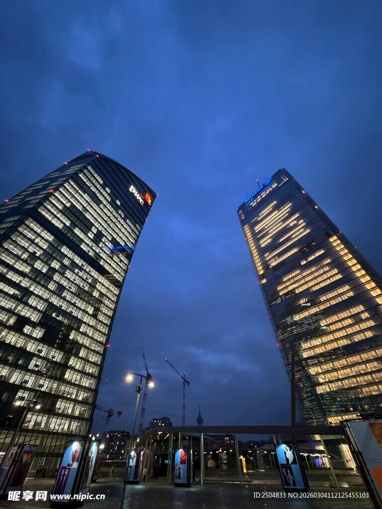 夜幕下的摩天大楼景观