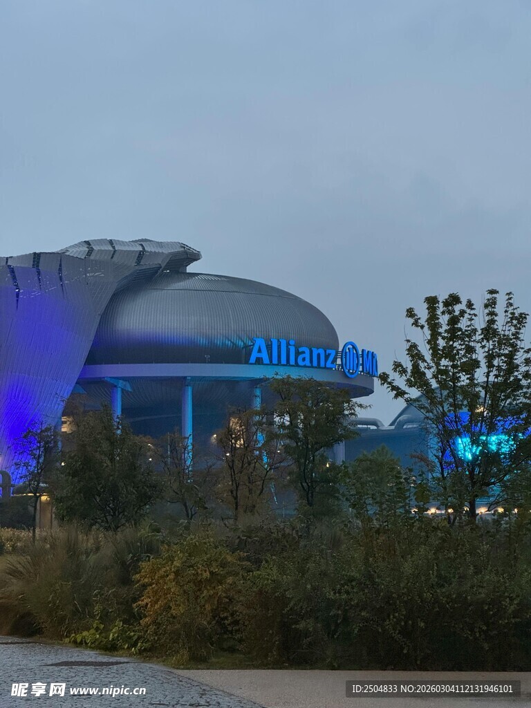 现代建筑夜景灯光璀璨