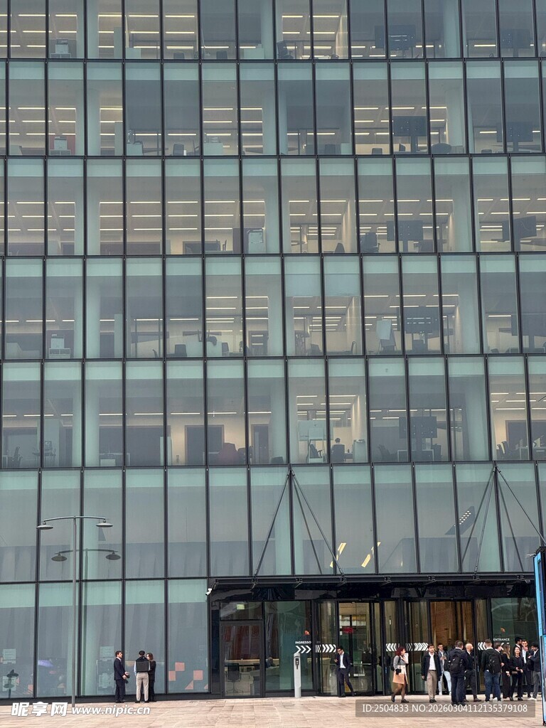 现代玻璃幕墙建筑外观