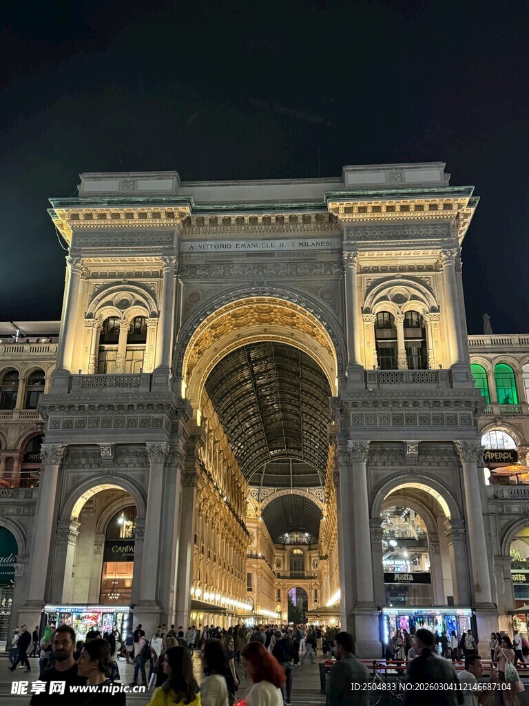 夜晚繁华的欧式风格建筑