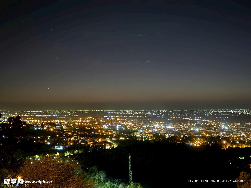 城市璀璨夜景俯瞰图