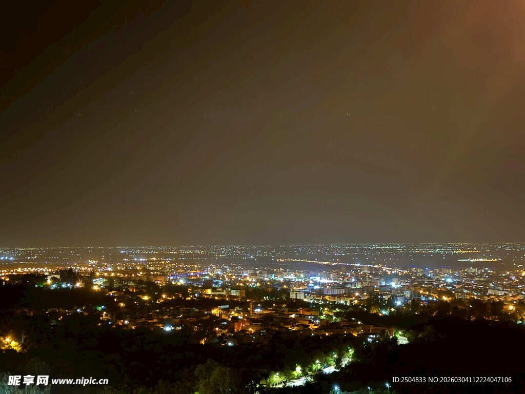 城市璀璨夜景俯瞰图