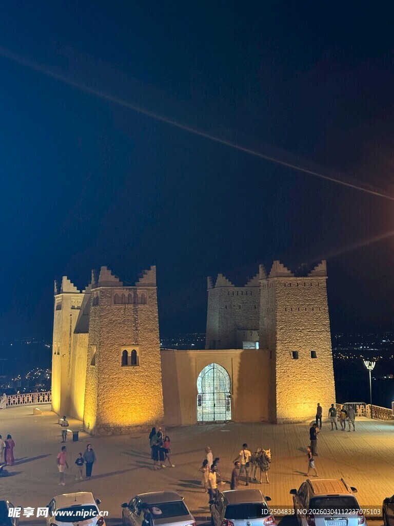  漠中璀璨灯火的城堡