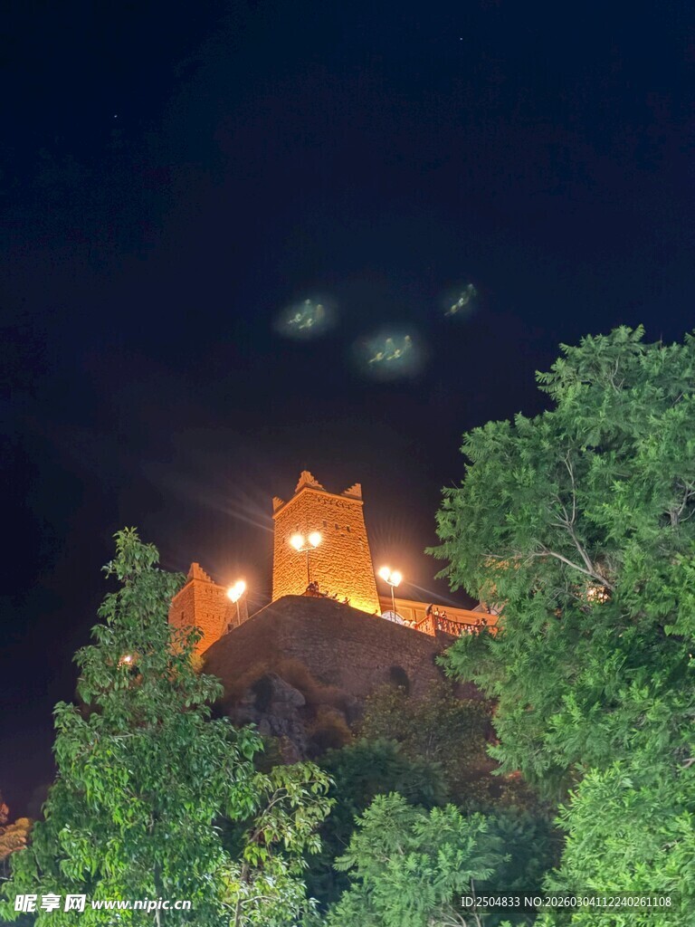 夜幕下灯火通明的山间建筑