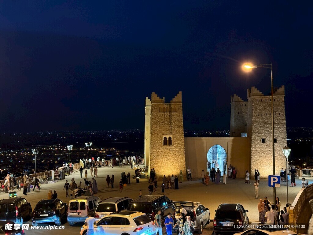 夜晚古城门处的热闹景象