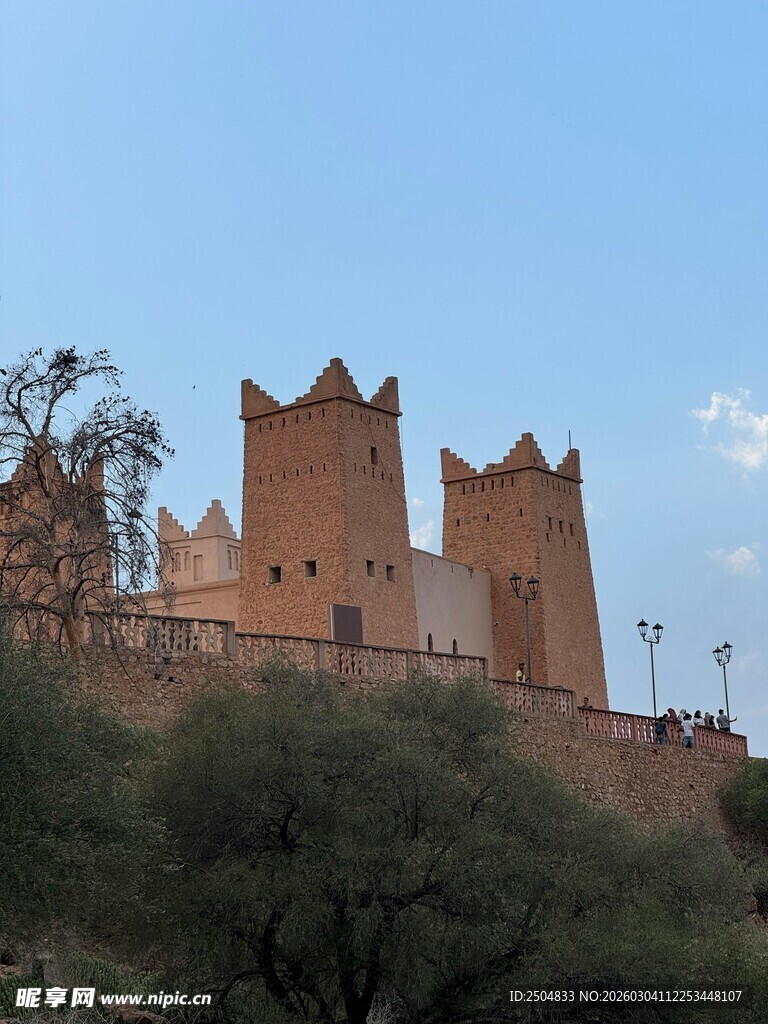 古老城堡屹立于山丘之上