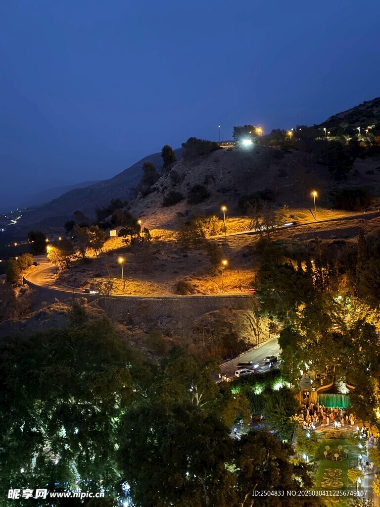 山间夜景灯火璀璨