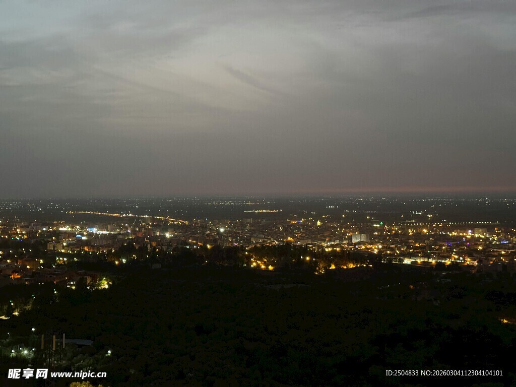 夜幕下的城市与周边景观