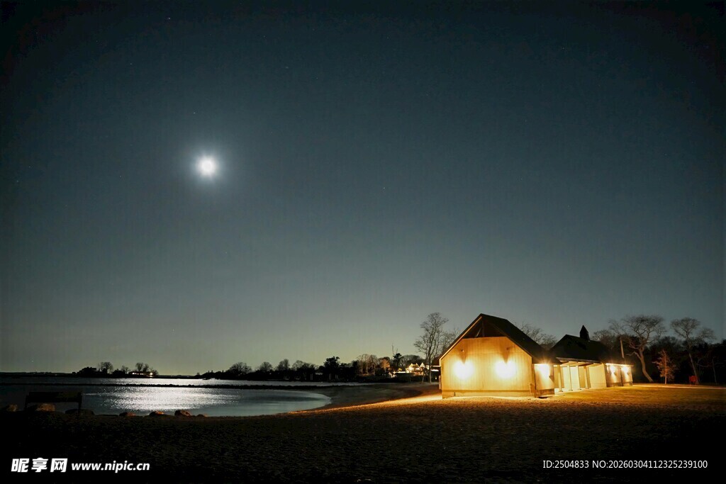 月夜下的温馨小屋