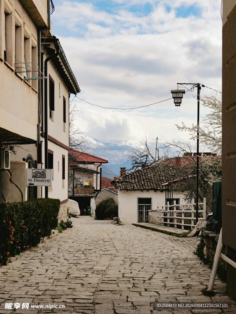 古朴石板小巷与欧式建筑