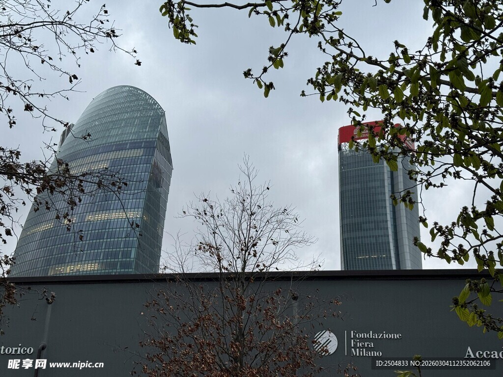 城市中高耸的现代摩天大楼