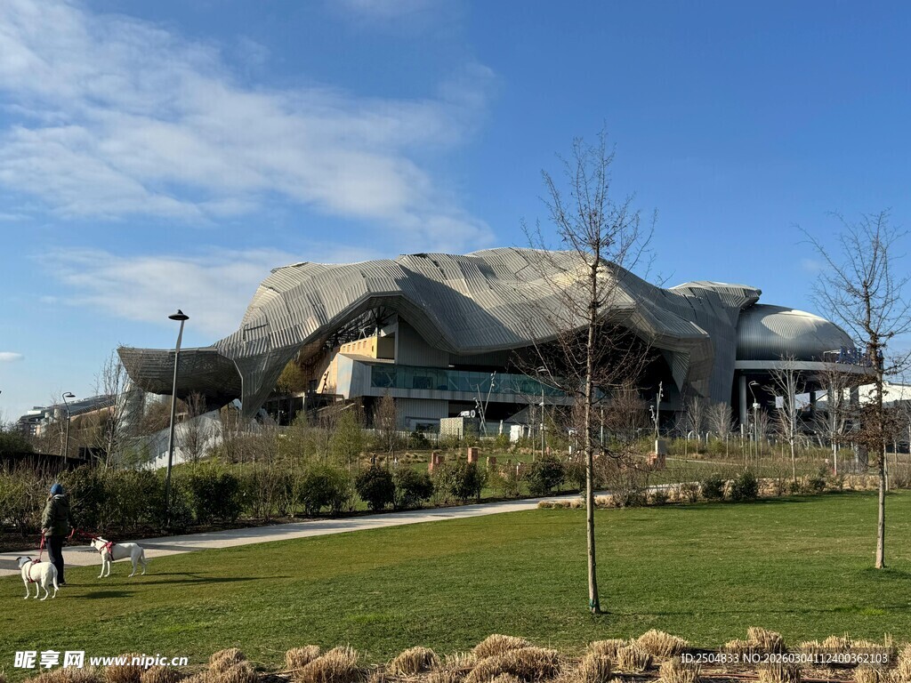 郊外别致建筑与开阔草地