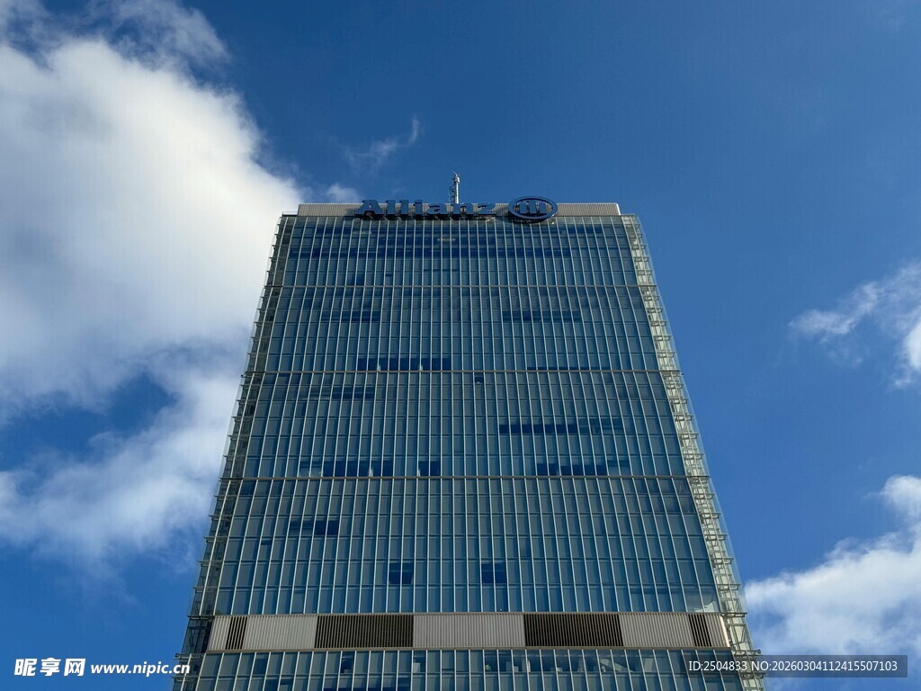 高耸入云的现代化摩天大楼