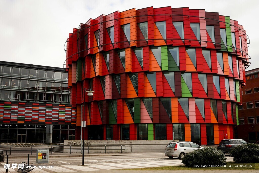 彩色环形建筑外观展示