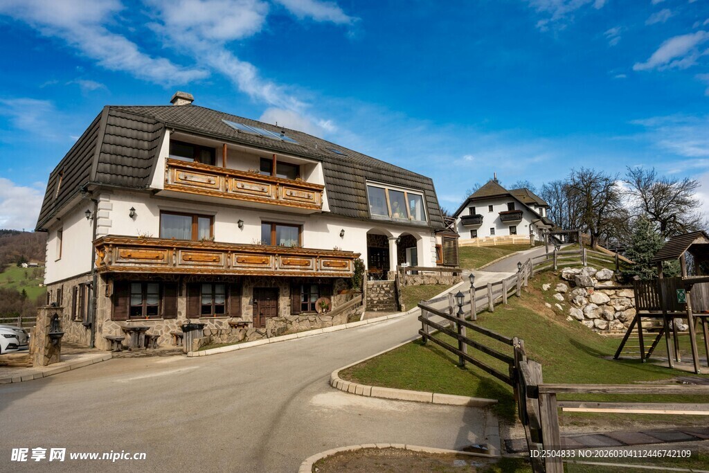 山间精美住宅风景