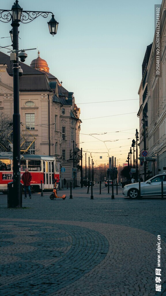城市街道黄昏美景