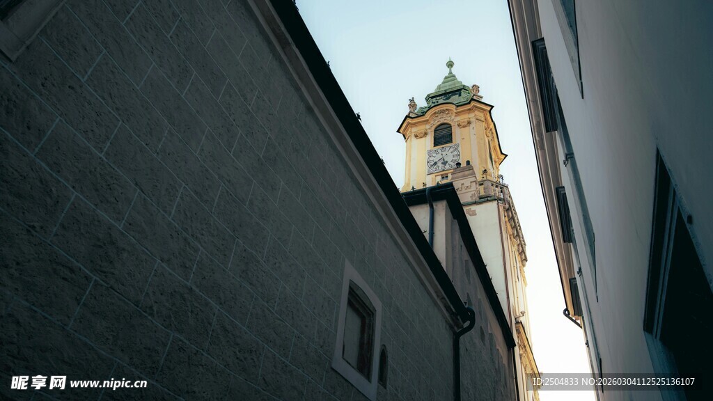 狭窄小巷中的钟楼一角