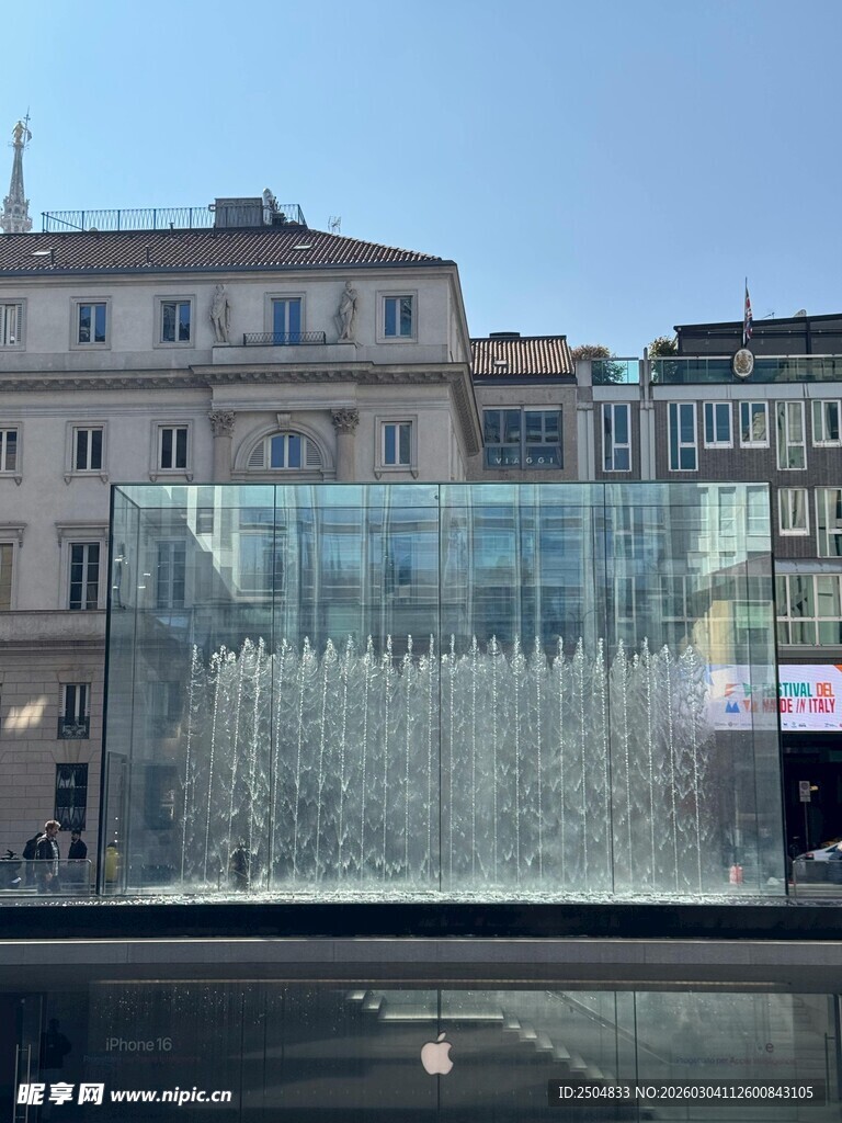 城市中的透明水幕景观