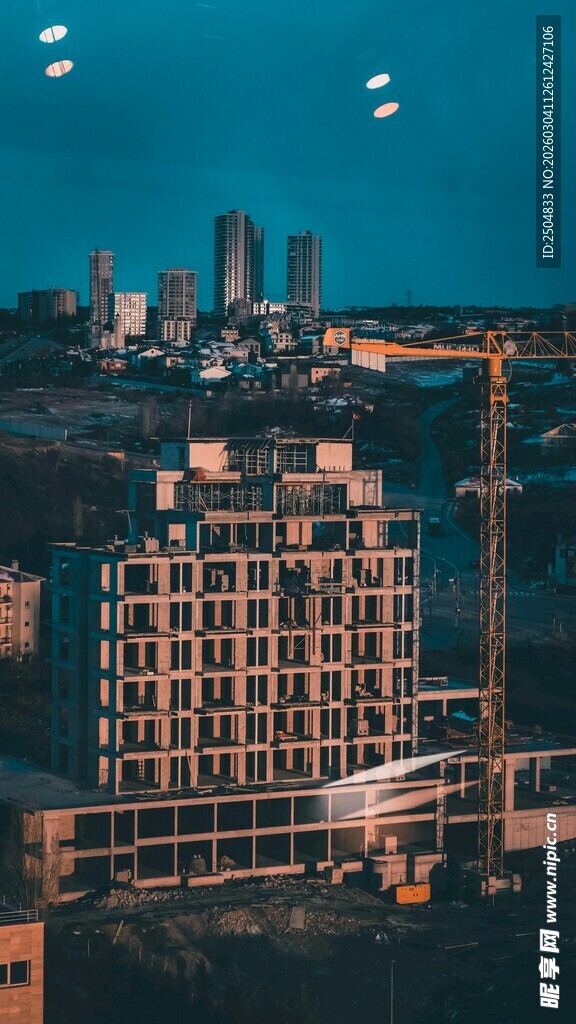 城市夜景中的现代建筑