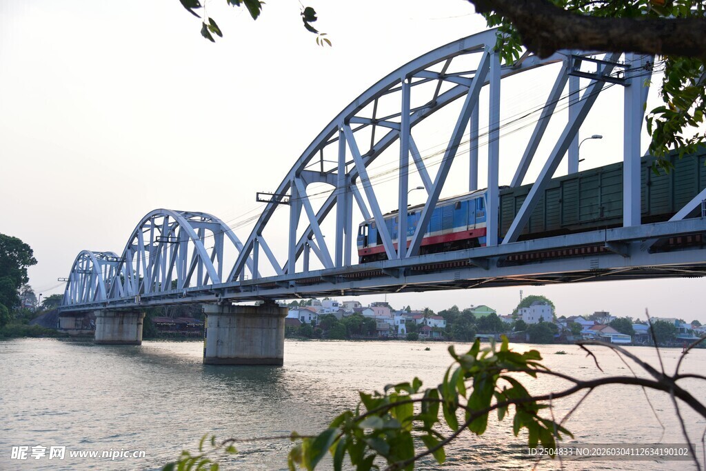 跨江铁桥与行驶列车