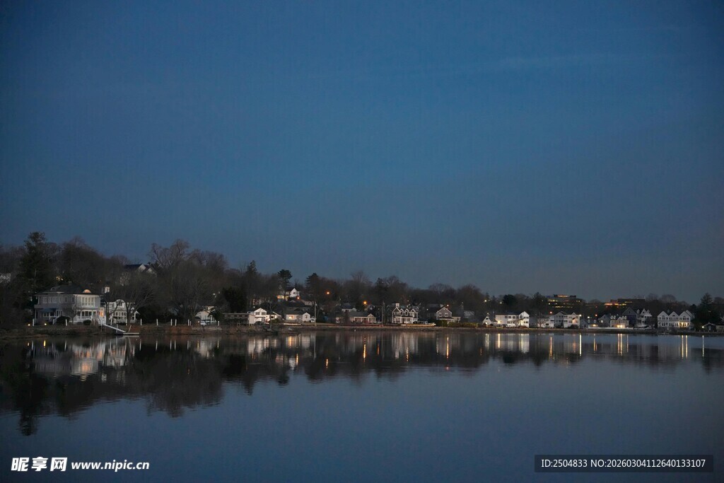 宁静湖面与岸边景色倒影