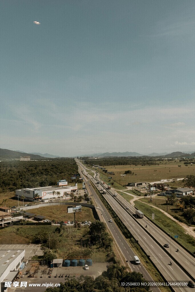 俯瞰公路与周边景致