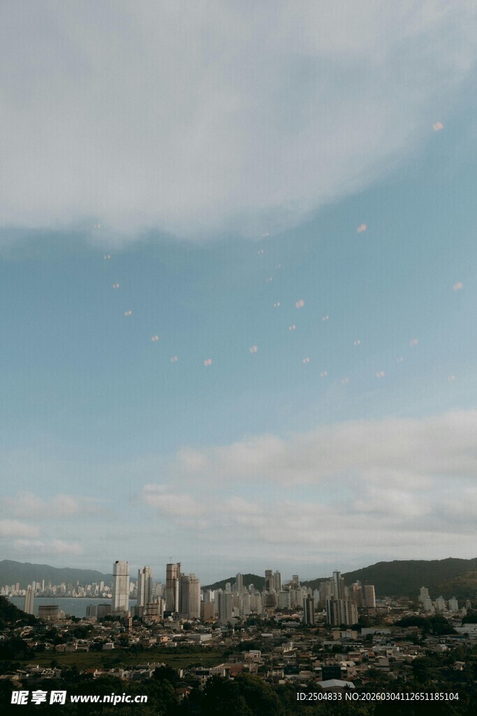 城市远景 蓝天白云下的建筑