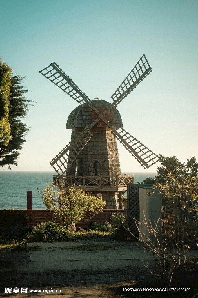 古老风车矗立在户外风景中