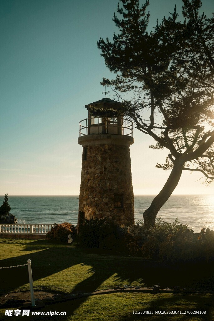 海边灯塔下的静谧黄昏