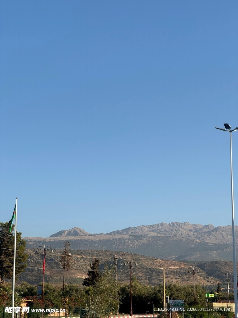 蓝天远山风景图