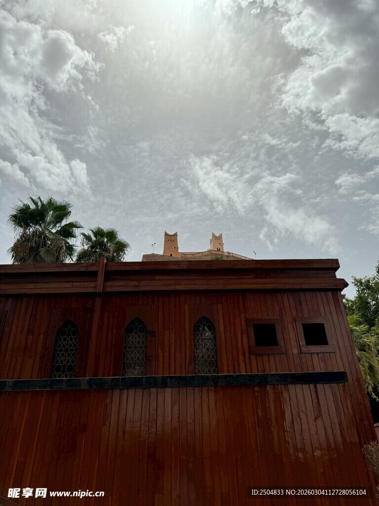 阳光下的古朴红墙建筑