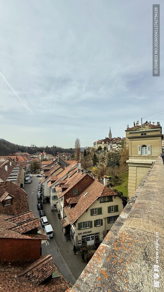 俯瞰古老城镇屋顶景色