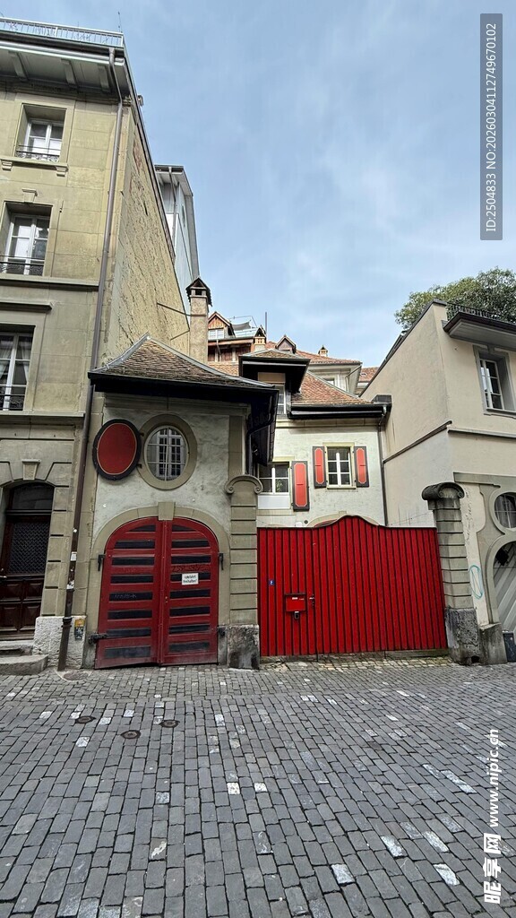  洲小镇特色红门建筑