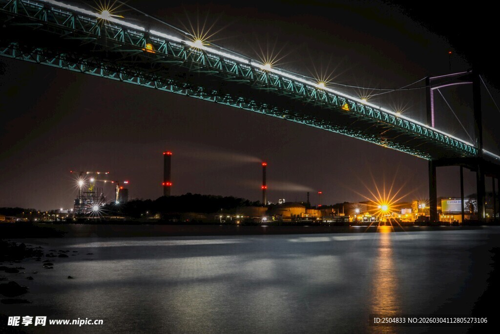 夜晚桥梁灯光璀璨美景