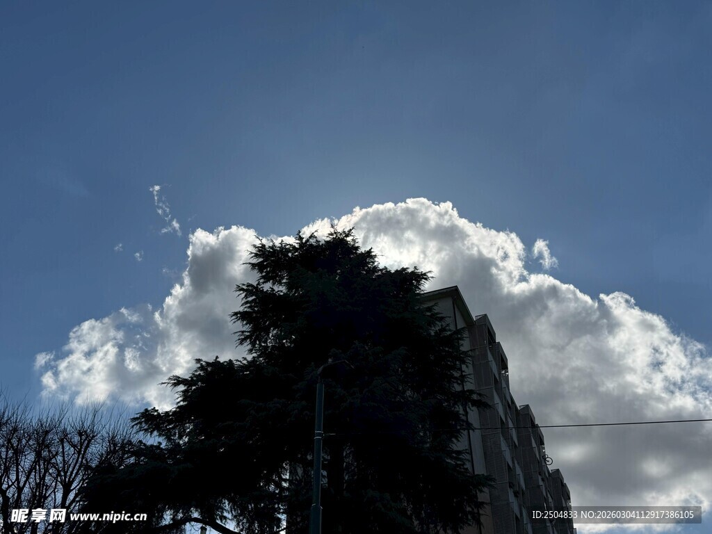 高楼之上的壮丽云朵