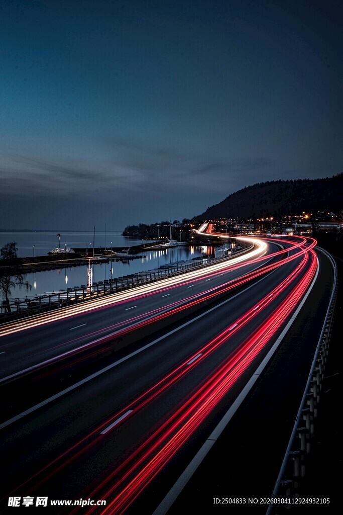 公路夜景车流光影轨迹