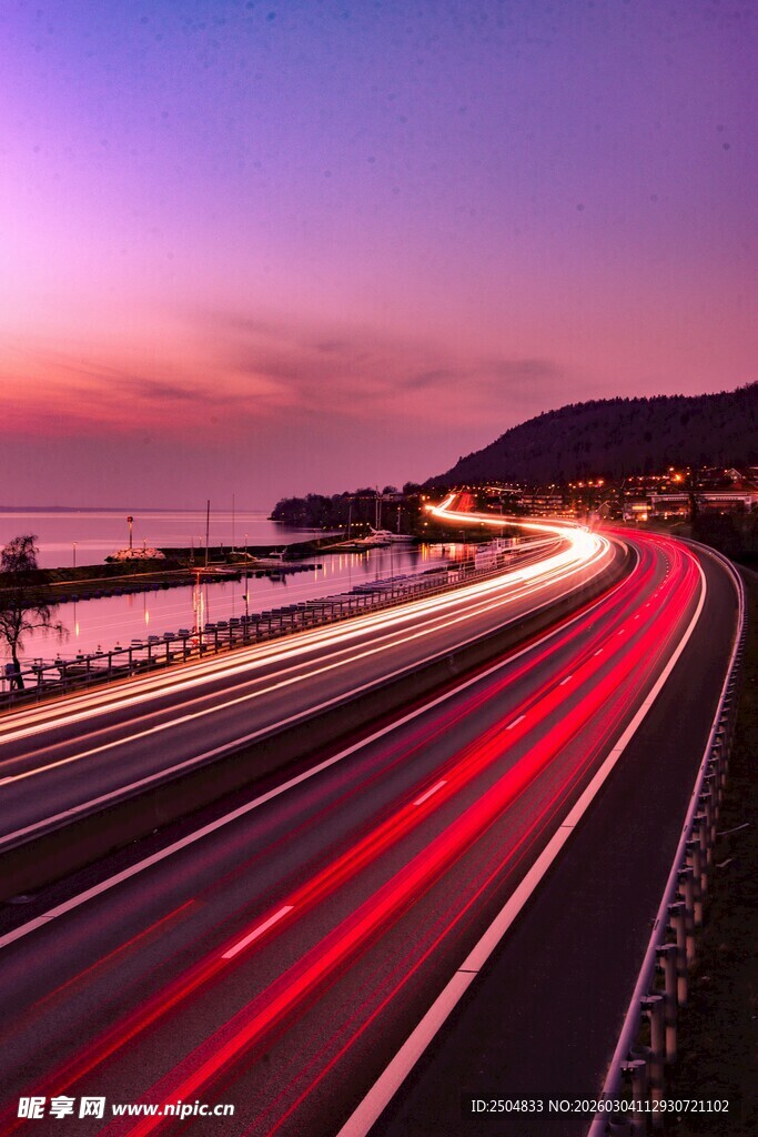 黄昏公路车流光影美景