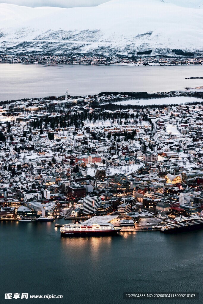 雪覆海港小镇夜景风光