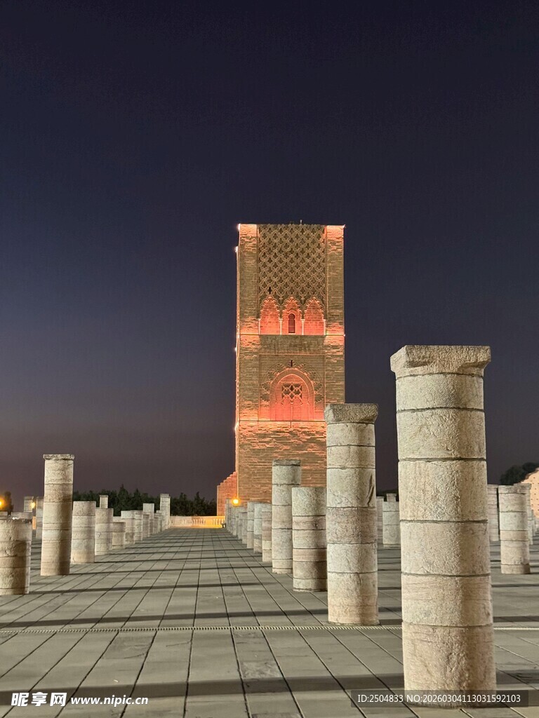 夜幕下的古老石柱与塔楼