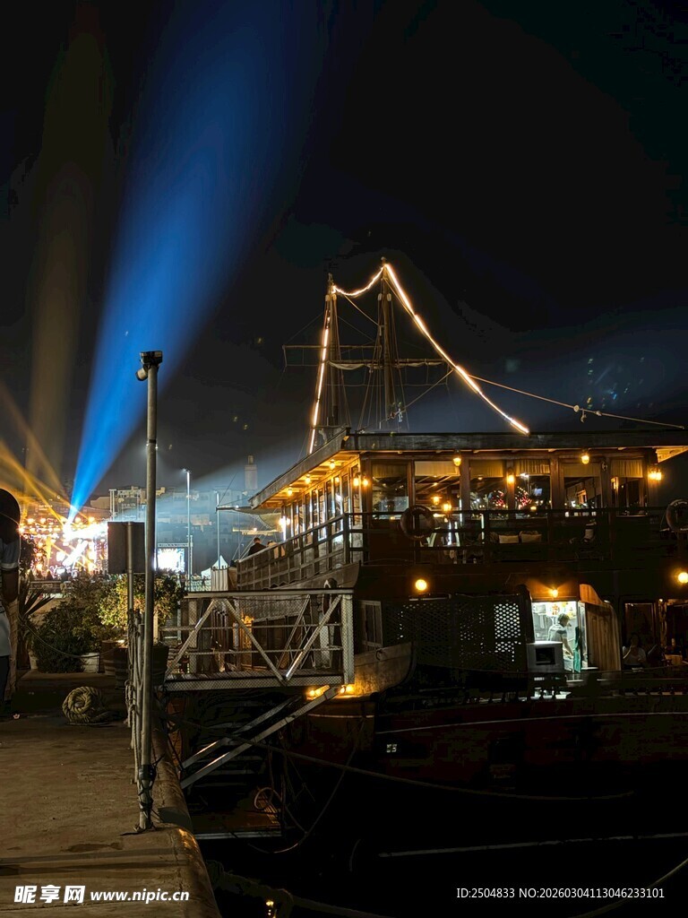 夜晚码头灯光璀璨景象