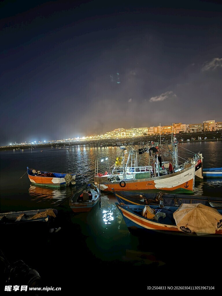 夜晚港湾中的停泊渔船