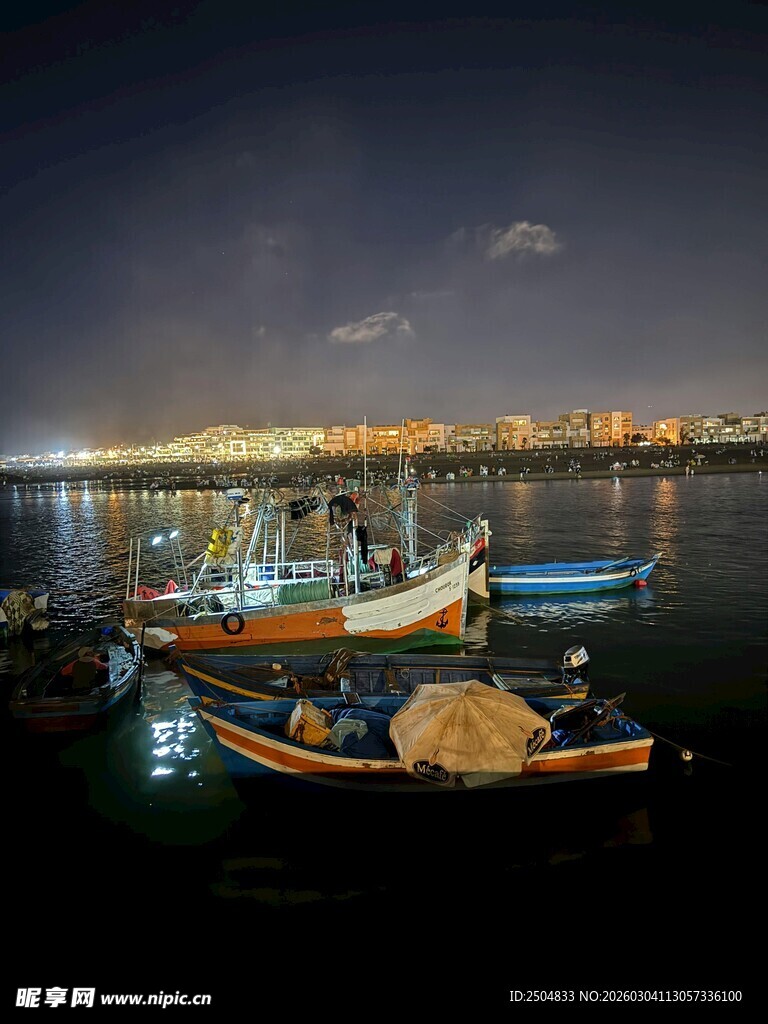 夜晚港湾停泊的几艘小船