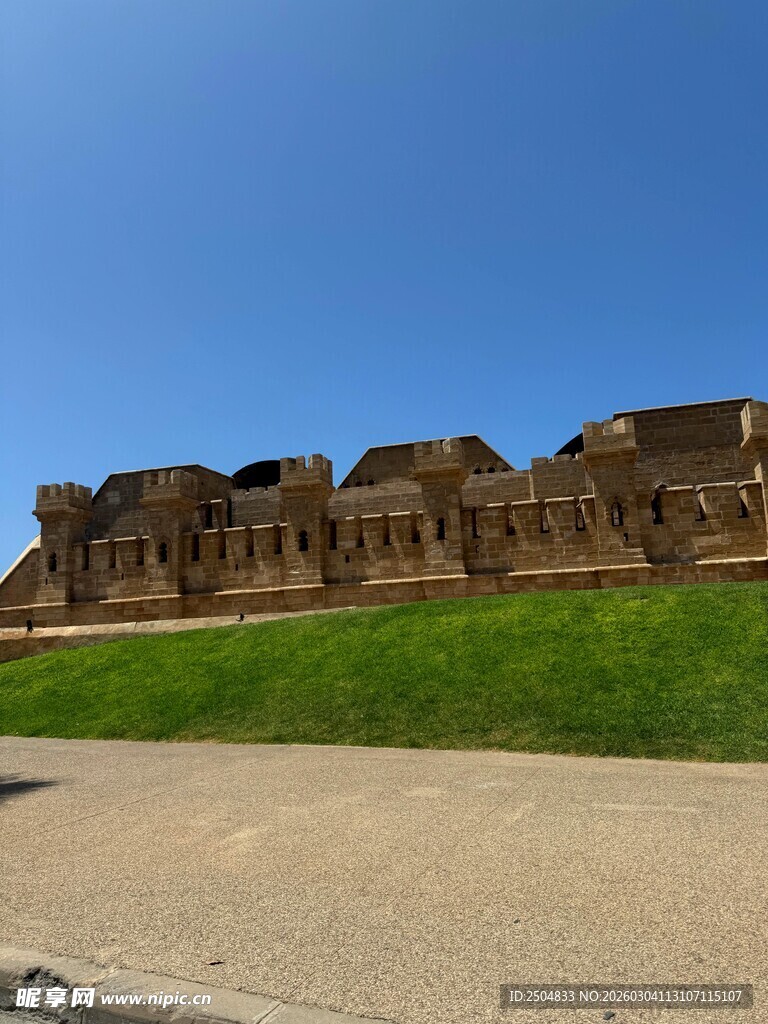 古老建筑与翠绿草地景观